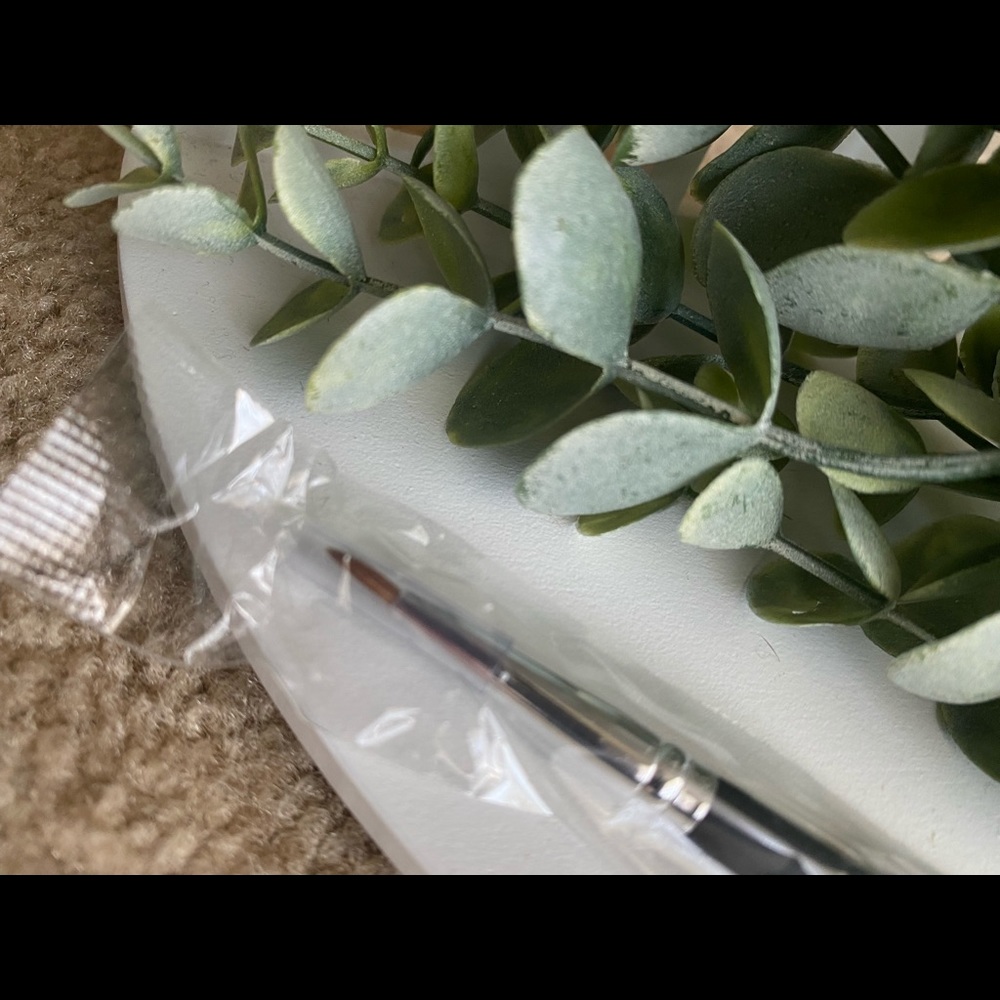 Bare Escentuals eyeliner brush - Picture 2 of 6